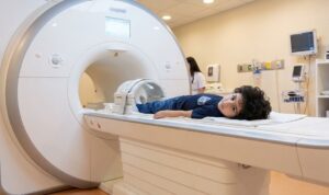 تشخيص الأورام وأخذ عينات من الأطفال والمراهقين في عيادة الدكتور عزيزي