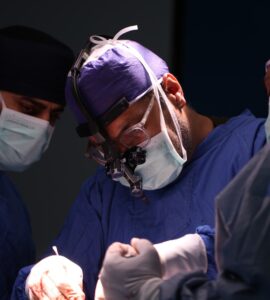 إشراف ودعم مباشر من الدكتور شهاب الدين عزيزي حول كيفية النوم أثناء فترة النقاهة بعد جراحة الفك