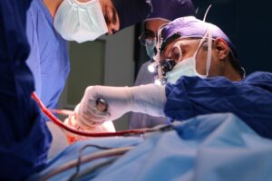 ما هو دور البراغي والصفائح في تثبيت الفك؟