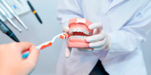 كيفية تنظيف الأسنان بالفرشاة بعد جراحة الفك؟