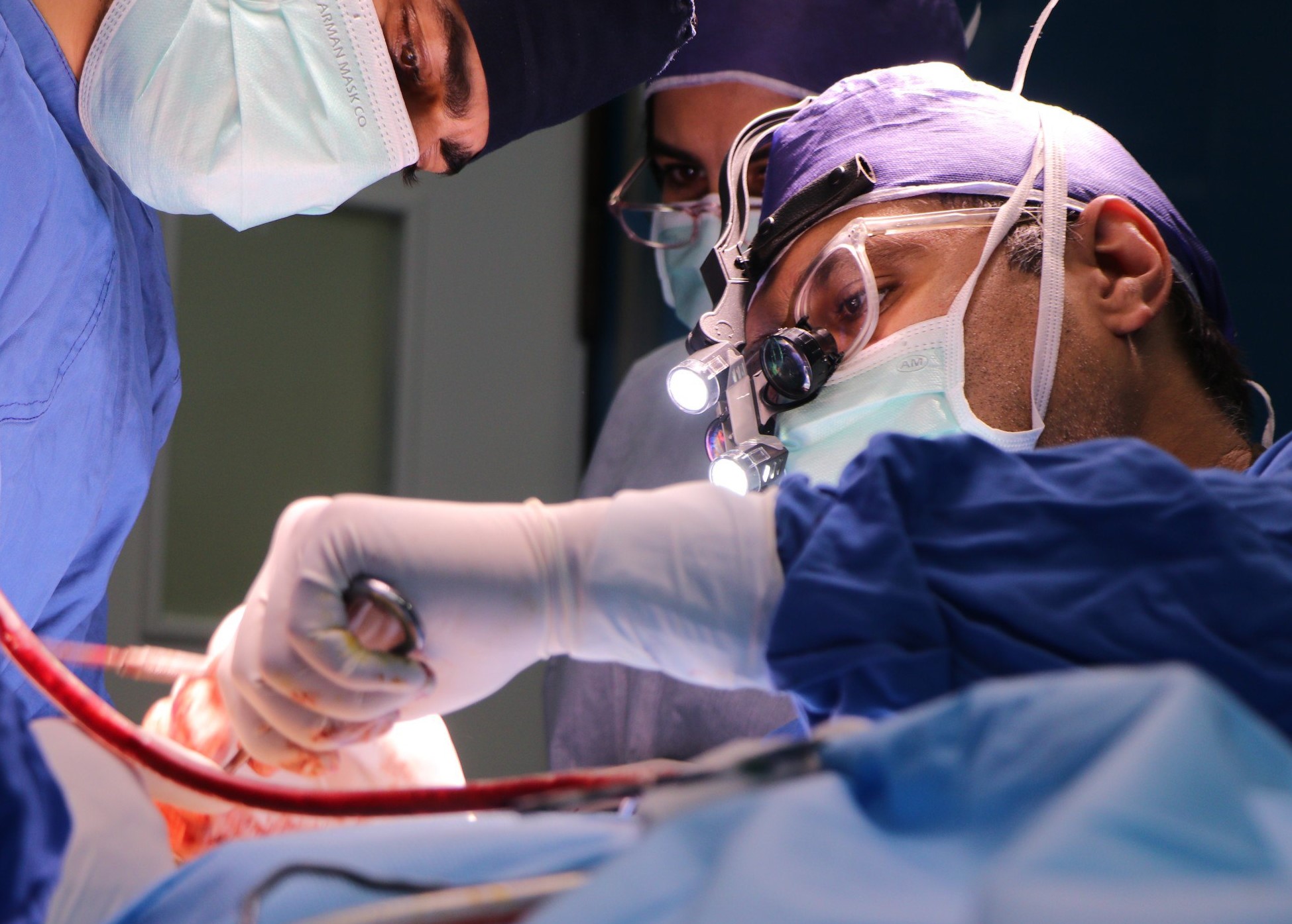 الدكتور شهاب الدين عزيزي هو أفضل جراح تجميل أنف طبيعي في إيران