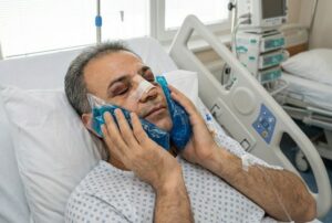 كيفية استخدام الكمادات الباردة بعد عملية تجميل الأنف أثناء فترة النقاهة